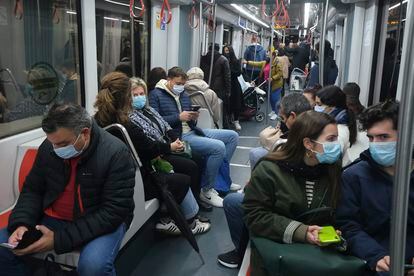 Pasajeros con mascarilla en el metro de Sevilla este martes, el mismo día que el Consejo de Ministros aprobó que dejen de ser obligatorias en el transporte público.