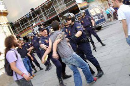 Uno de los manifestantes se encara con la policía durante la concentración en Madrid a favor de una vivienda digna