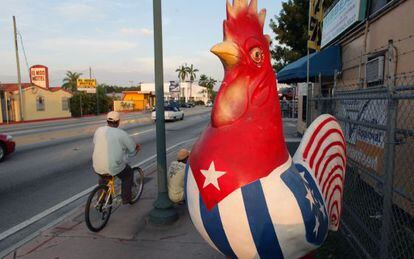 Uno de los icónicos gallos de Little Havana, el barrio cubano de Miami, en la mítica Calle Ocho.