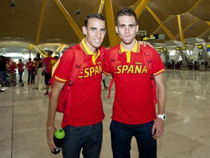 Sebasti&aacute;n Martos, a la derecha, y V&iacute;ctor Garc&iacute;a, en Barajas, antes de viajar a Londres.