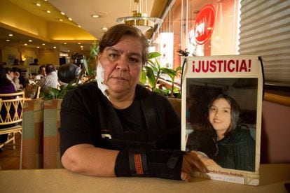 Norma Andrade, madre de una joven asesinada en Ciudad Juárez, en un café en la Ciudad de México.