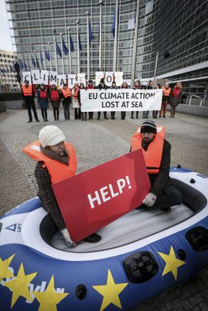 Un grupo de ecologistas protesta delante de la sede de la Comisión Europea en Bruselas este miércoles.
