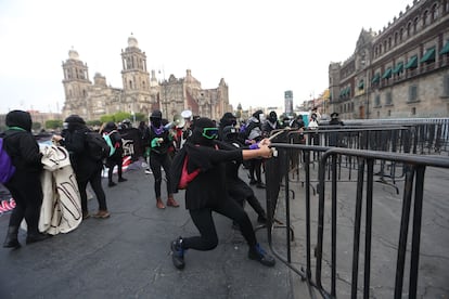 Feministas en Palacio Nacional