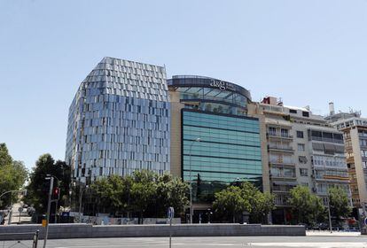 En 2004 Pontegadea adquirió el edificio que entonces albergaba la sede de Terra en Madrid, ubicado en el número 92 del Paseo de la Castellana por algo más de 57 millones de euros. Este inmueble fue durante 14 años sede del despacho Baker & McKenzie.