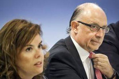 La vicepresidente del Gobierno, Soraya Sáenz de Santamaría, y el ministro de Hacienda, Cristóbal Montoro, esta mañana en el palacio de La Moncloa.