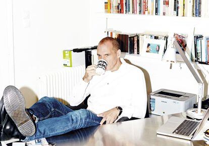Yanis Varoufakis posa para ICON sorbiendo café, una de sus actividades predilectas, en su despacho en Atenas.