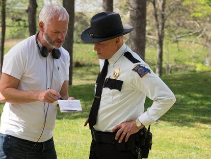 Martin McDonagh (izquierda), junto con Woody Harrelson, durante el rodaje de 'Tres anuncios en las afueras'. En vídeo, el tráiler de la película.