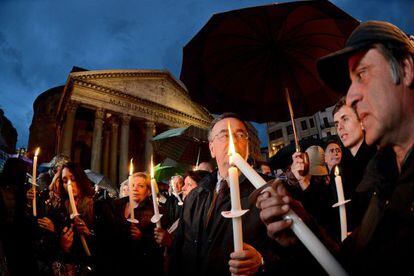 Manifestantes frente al Panteón de Roma protestan contra la política económica que ha causado una ola de suicidios en Italia.