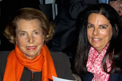 Liliane Bettencourt y Francoise Bettencourt, en el desfile de alta costura de Giorgio Armani en París en 2012.
