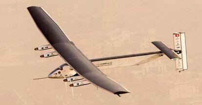 'Solar Impulse 2' despegó desde Abu Dabi, iniciando un viaje de más de un año para concienciar sobre las potencialidades de las energías renovables.