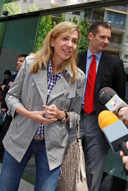 La infanta Cristina e Iñaki Urdangarín, al salir del hospital.