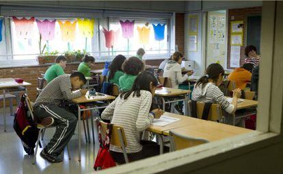 Examen de competencias b&aacute;sicas en una escuela de Barcelona, en mayo pasado.