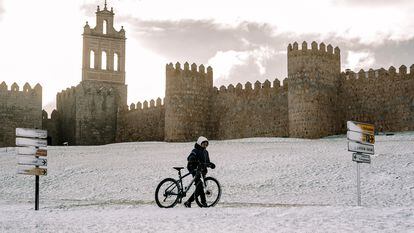 Vista de la zona de la muralla en la ciudad de Ávila cubierta por la nieve, este miércoles.
