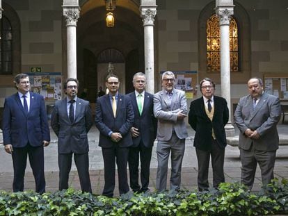 Els candidats a rector de la UB (d'esq. a dta.), Màrius Rubiralta, Joan Guàrdia, David Vallespin, Joan Elias, Rafael Franco, Norbert Bilbeny i Eduardo L. Mariño.