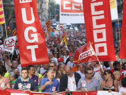 La cabecera de la manifestación de CC OO y UGT ayer en Barcelona.