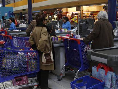 Una mujer se dispone a pagar su compra en el interior del hipermercado Carrefour Planet Alcobendas. EFE/Archivo