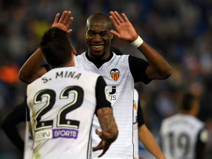 Kondogbia felicita a Mina por su gol al Espanyol. 