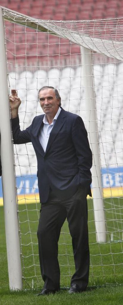 José Ángel Iribar, en una de las porterías de San Mamés