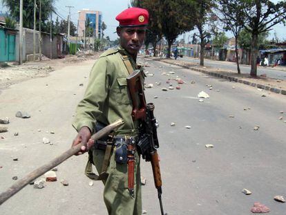 Un soldado et&iacute;ope en junio de 2005 durante la protesta en la universidad de Addis Ababa.