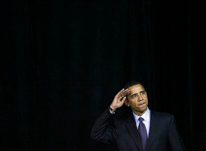 En Ohio, Barack Obama saluda a sus simpatizantes en un mitin.