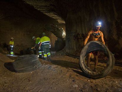 Obreros trabajando en la mina de Iberpotash.