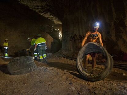 Obreros trabajando en la mina de Iberpotash.