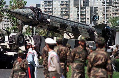 Una versión de menor alcance del misil Shahab-3 es exhibida durante un desfile en Teherán en 1998.