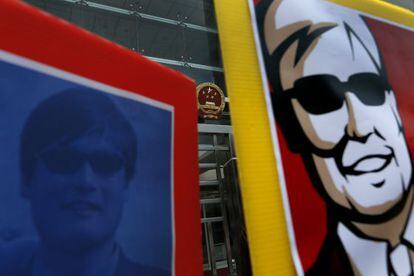 Dos im&aacute;genes de Chen Guangcheng en una manifestaci&oacute;n en Hong Kong.