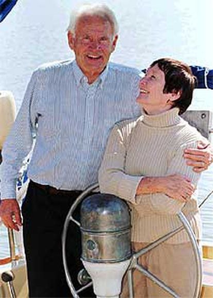 Sloan Wilson, en su barco, junto a su esposa, Betty.