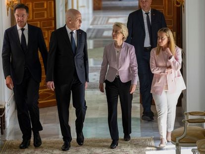 De izquierda a derecha, Mark Rutte, Kais Said, Ursula von der Leyen y Giorgia Meloni, el domingo en Túnez.