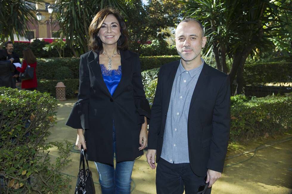 Isabel Gemio y Javier Gutiérrez, en la recepción de los premios Ondas en Sevilla.