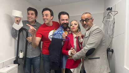 Pedro Llamas, Sergio Encinas, Toni Cruz, Toni Cano y Cristina Molina antes de 'La hora y media del club de la comedia', en el Teatro Príncipe Gran Vía.