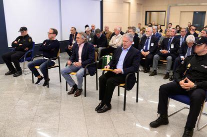 En primera fila, desde la izquierda, Álvaro Pérez, Francisco Correa y Pablo Crespo. Detrás, el resto de acusados, este lunes en la Audiencia Nacional.