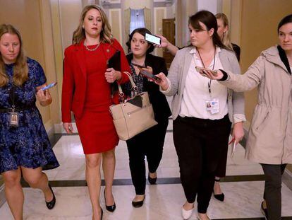 La congresista Katie Hill, este jueves en el Capitolio. En vídeo, la renuncia de la congresista demócrata envuelta en un escándalo sexual.