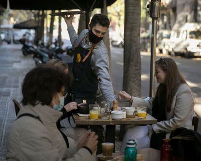 Terrassa del bar Billy Brunch al carrer Bailèn de Barcelona.