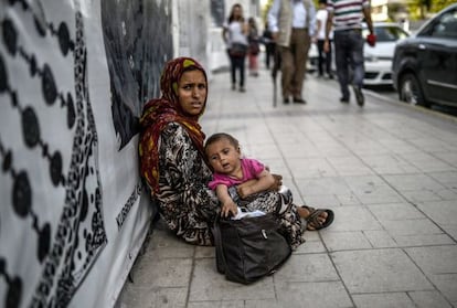 Una siria pide limosna este mi&eacute;rcoles en Estambul.