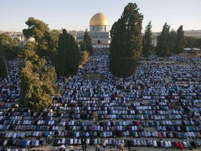 Miles de musulmanes rezan la plegaria del fin del Ramadán en Jerusalén.