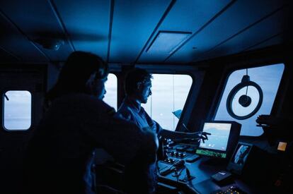 Marineros del Servicio de Vigilancia Aduanera observan la evolución de embarcaciones circundantes en la pantalla de una cámara térmica, situada en el puente de mando del buque de operaciones especiales Fulmar.