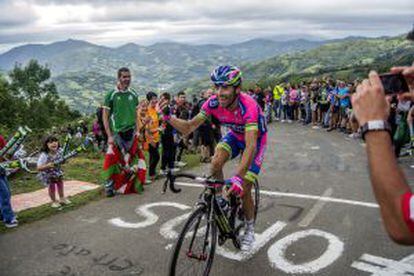 Kenny Elissonde ganando la subida al Angliru durante la Vuelta Ciclista a España de 2013.