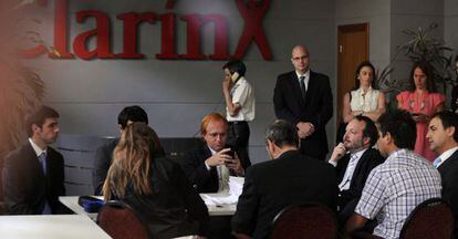 Martin Sabbatella, presidente de la Autoridad Federal de Servicios de Comunicaci&oacute;n Audiovisual (tercero por la derecha), en una reuni&oacute;n con representantes del Grupo Clar&iacute;n.