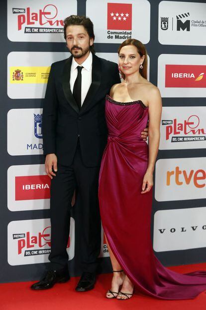 Los actores Diego Luna y Marina de Tavira, a su llegada a los VIII premios Platino del Cine y el Audiovisual Iberoamericano, celebrados en el Palacio de Congresos de Madrid el 3 de octubre de 2021.
