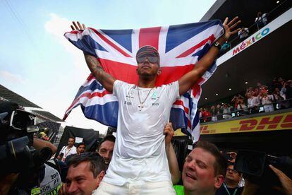 Lewis Hamilton celebra su t&iacute;tulo de campe&oacute;n del mundo de F-1 en M&eacute;xico