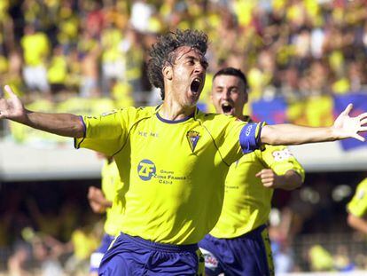 Oli canta, entusiasmado, un gol.