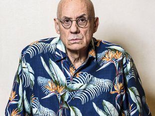 James Ellroy posa en exclusiva para ICON. Aunque no se ve está sentado. No se quiso levantar y lo respetamos, claro.