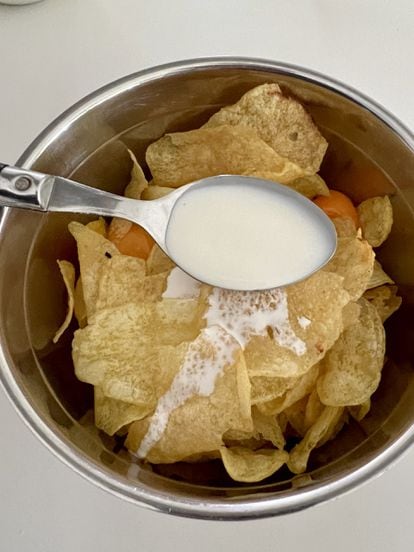 Uno de los secretos de la tortilla de patatas chips es añadirle una cucharada de nata.