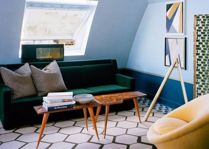 <strong>Vuelta a las raíces.</strong> Interiorismo de Dimore Studio en un piso del barrio de Saint Germain (País, Francia), con mesas de centro chapadas con láminas de madera de raíz.