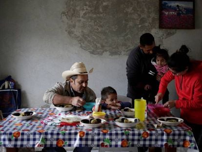 La familia de Jesus Mendoza residente en Laredo, Texas, regreso a Jalpan de Sierra, México, durante la Navidad. 