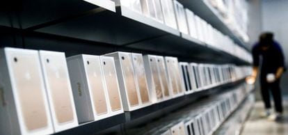 Smartphones iPhone 7 en una tienda de Pek&iacute;n (China).