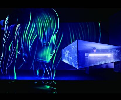 Imagen tomada durante una representación de la ópera. El músico Keiichiro Shibuya dirige la representación, protagonizada por la 'vocaloid' Hatsune Miku.