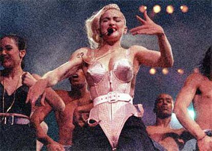 Madonna, durante una actuación de su espectáculo <i>Ambición rubia</i>, en 1990.